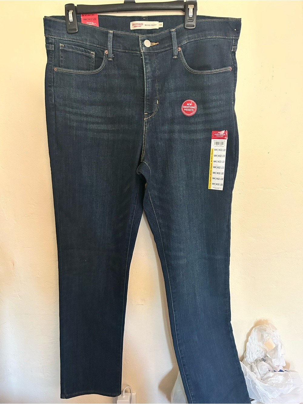 NWT Levi strauss -Slim Straight Women’s Jeans in Dark Blue 14